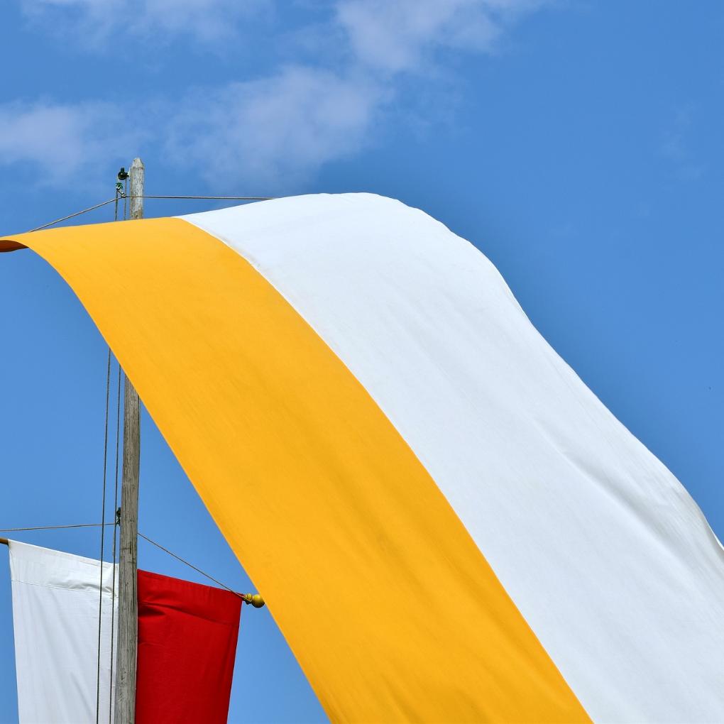 Kirchenfahne im Himmel